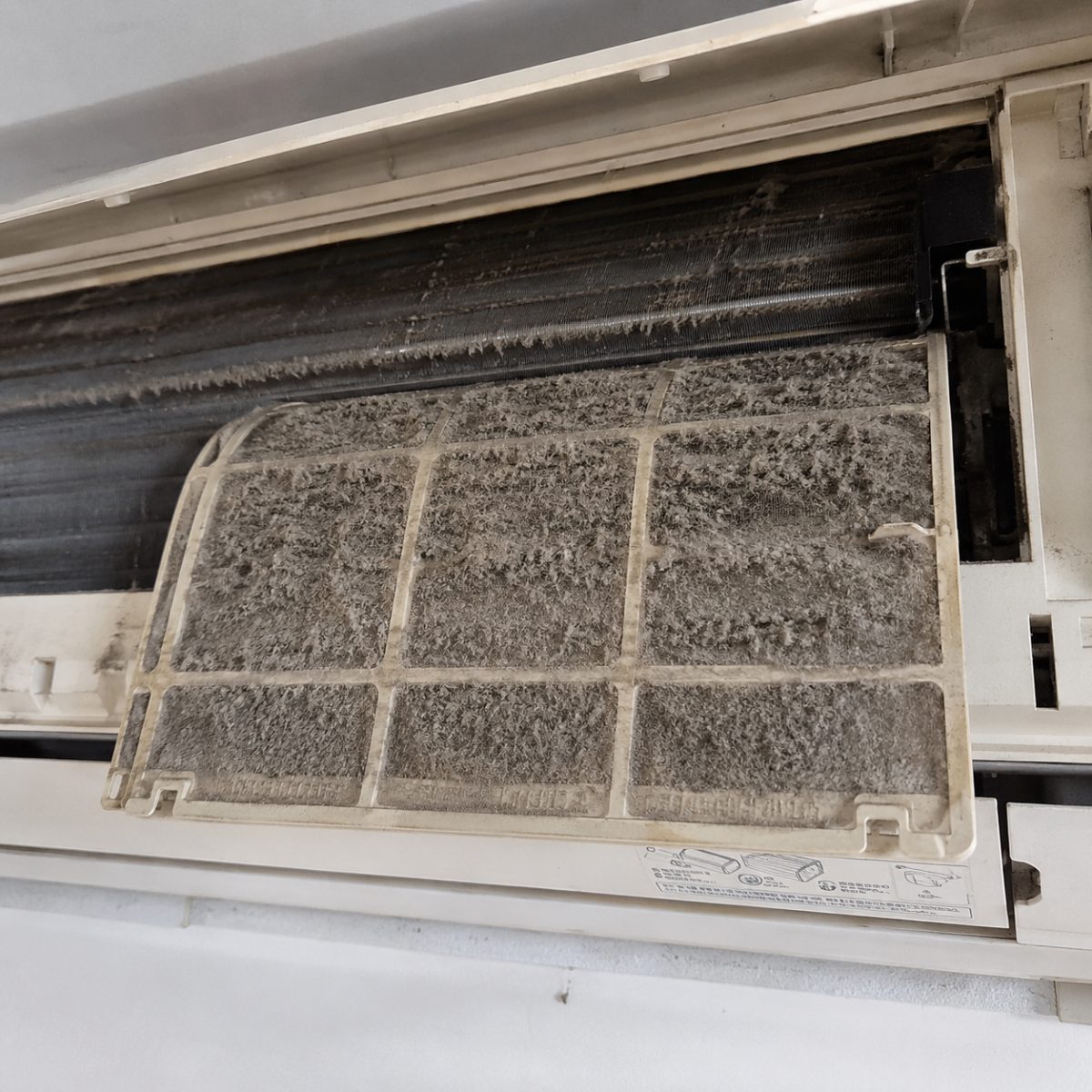 Filter AC penuh debu sebelum dibersihkan