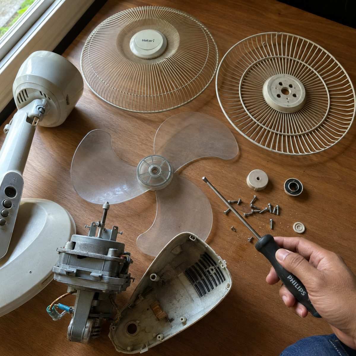Bongkar kipas angin — motor, baling-baling, dan baut tersusun